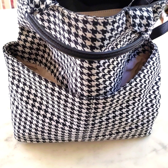 NWT. The Limited Houndstooth pattern shoulder/crossbody bag w/big front pockets. - Picture 4 of 8